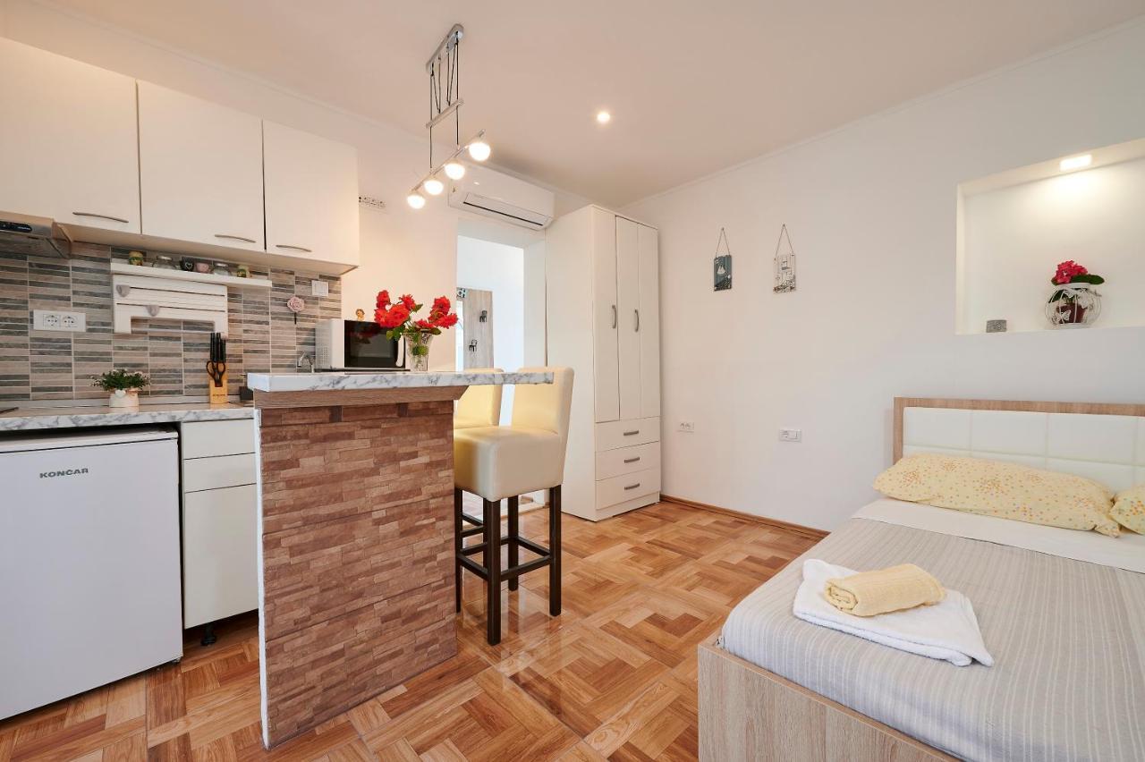 Apartments Lucija Трогир Экстерьер фото