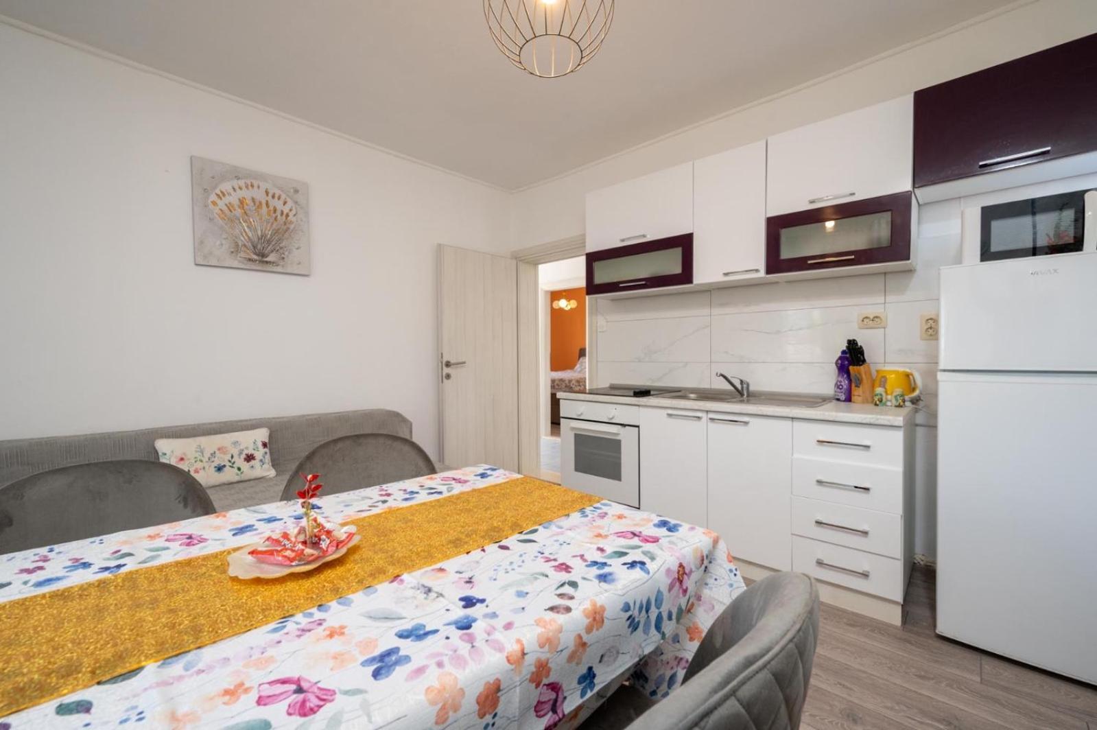 Apartments Lucija Трогир Экстерьер фото