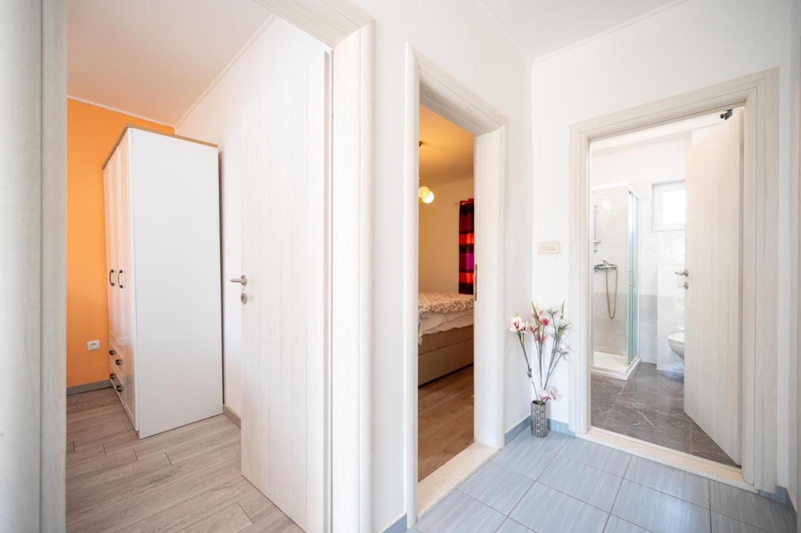 Apartments Lucija Трогир Экстерьер фото