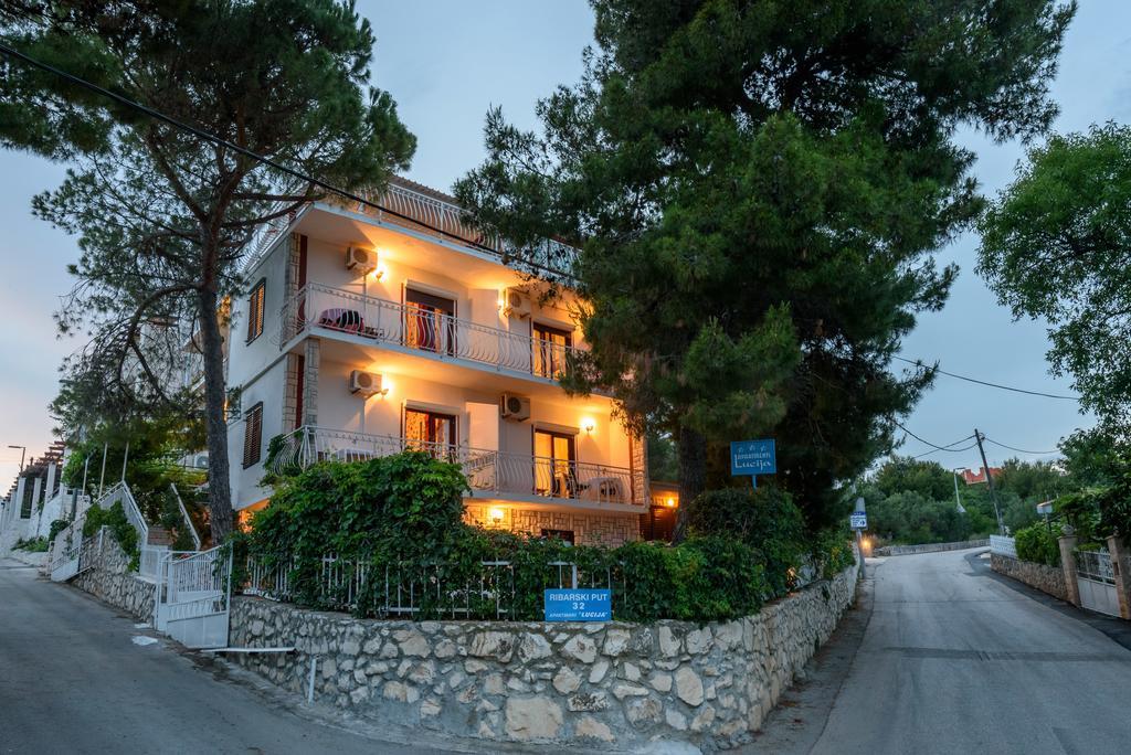 Apartments Lucija Трогир Экстерьер фото